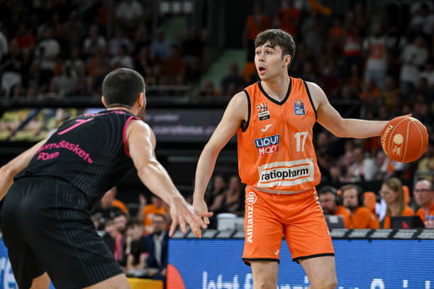 又做动作适 又做动作适